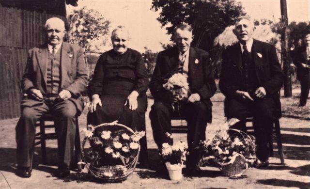 Alle gevierden kregen bloemen behalve mijnheer De Donder. Jawel, heel attent hoor, want hij had een bloemenallergie.